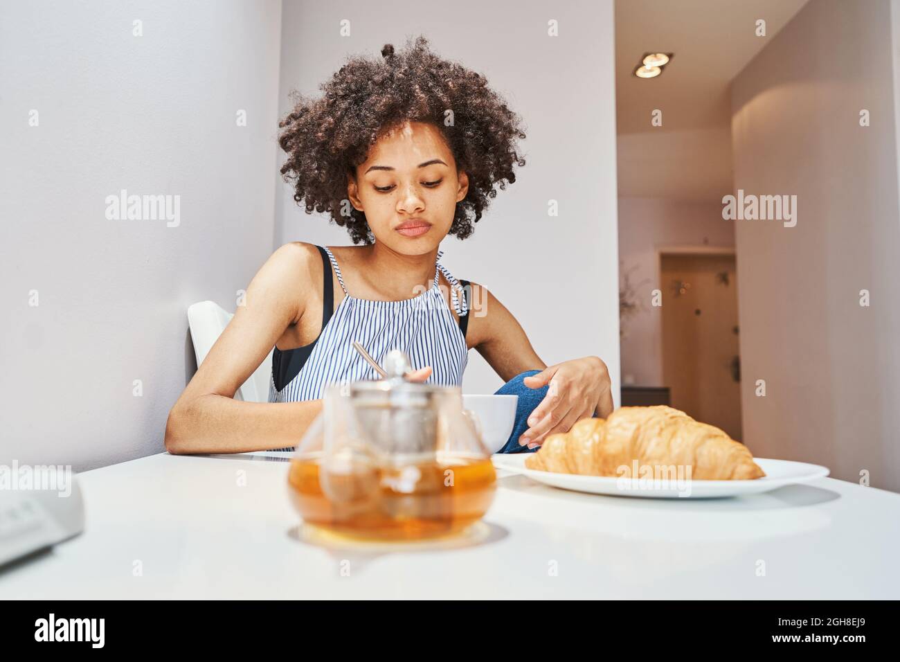 Frau, die sich während ihres Morgens gelangweilt fühlt Stockfoto