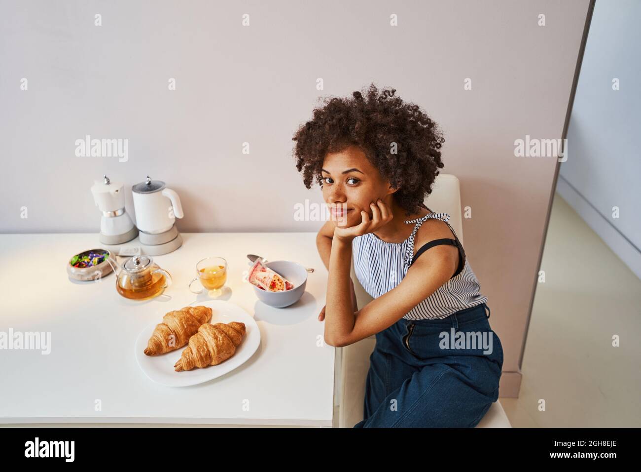 Heitere Dame posiert vor dem Frühstück für die Kamera Stockfoto