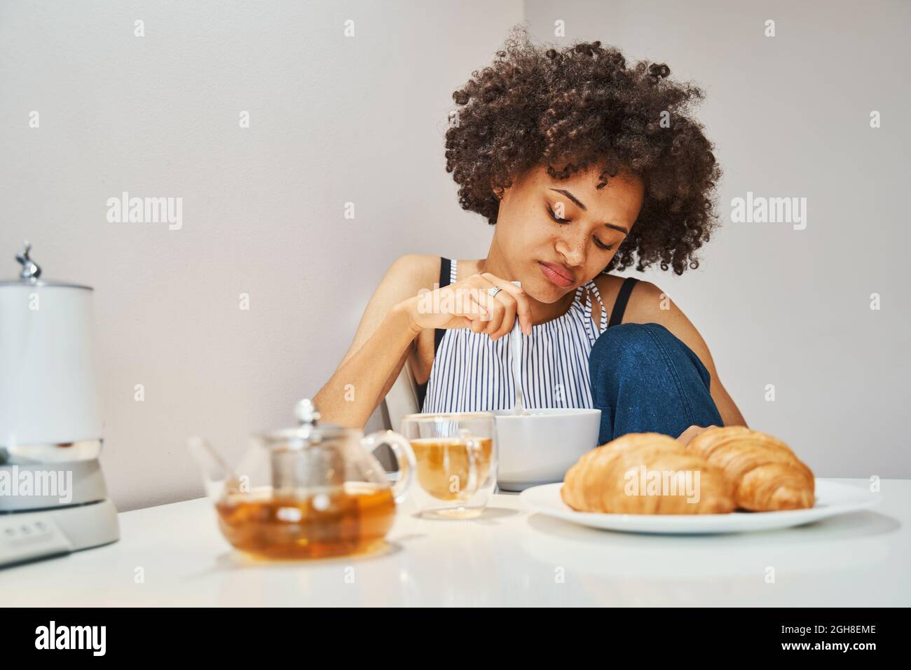 Frau, die ihr Morgenmahl angewidert anschaut Stockfoto