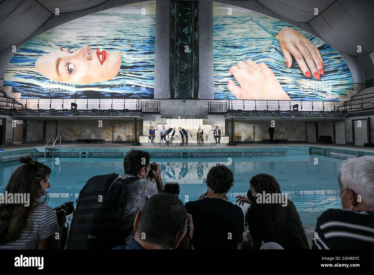 Mailand, Italien - 6. September 2021: Eröffnung der ortsspezifischen Kunstinstallation BE WATER by Toilettepaper der Künstler Maurizio Cattelan und Pierpaolo Ferrari im städtischen Schwimmbad Piscina Cozzi Credit: Piero Cruciatti/Alamy Live News Stockfoto