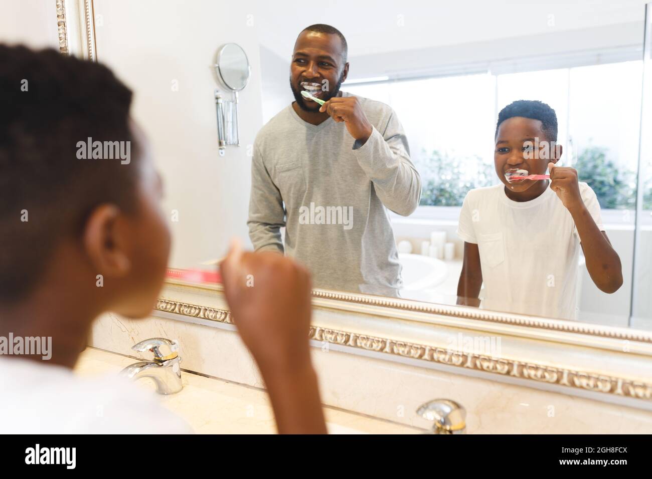 Lächelnder Afroamerikanischer Vater Und Sohn Der Spaß Daran Hat Im Badezimmer Die Zähne 