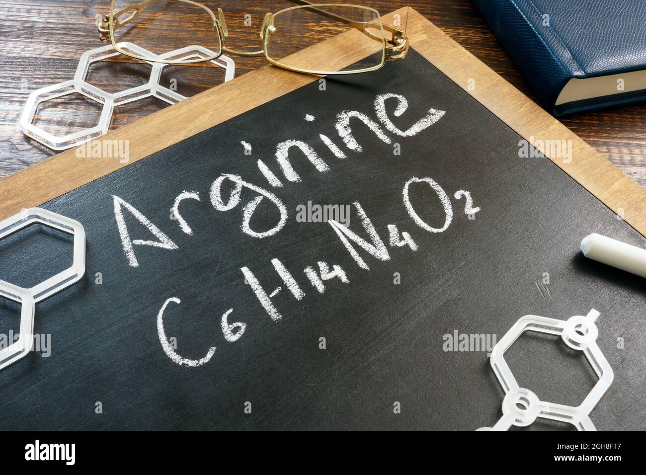 Arginin-Aminosäure und chemische Formel auf der Tafel. Stockfoto