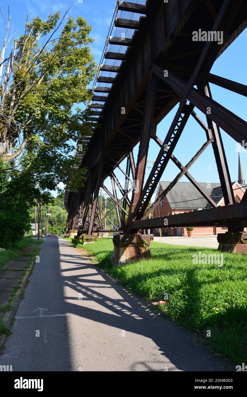 Die Eisenbahnbrücke führt durch ein Wohnviertel in der Stadt Point Pleasant, West Virginia. Stockfoto