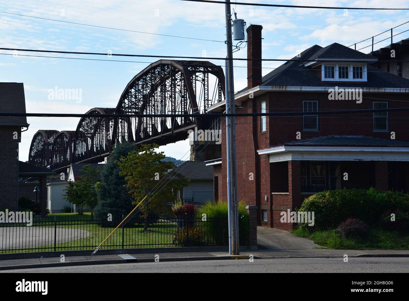 Die Eisenbahnbrücke führt durch ein Wohnviertel in der Stadt Point Pleasant, West Virginia. Stockfoto