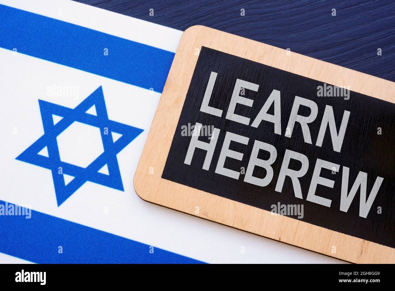 Israelische Flagge und geschriebene Worte Lerne Hebräisch. Stockfoto