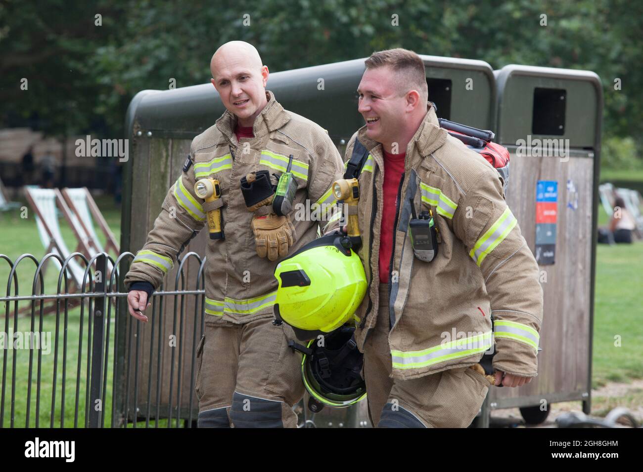 London, Großbritannien, 6. September 2021: Die Feuerwehr wurde auf der Green Park Station ausgerufen, als ein Feuer auf der Strecke der Victoria Station beißenden Rauch aufgab, der entlang der Linie driften sollte. Ein Mitarbeiter wurde wegen Rauchinhalation von Sanitätern behandelt und die Victoria-Linie wurde von Brixton nach Warren Street gesperrt. Anna Watson/Alamy Live News Stockfoto