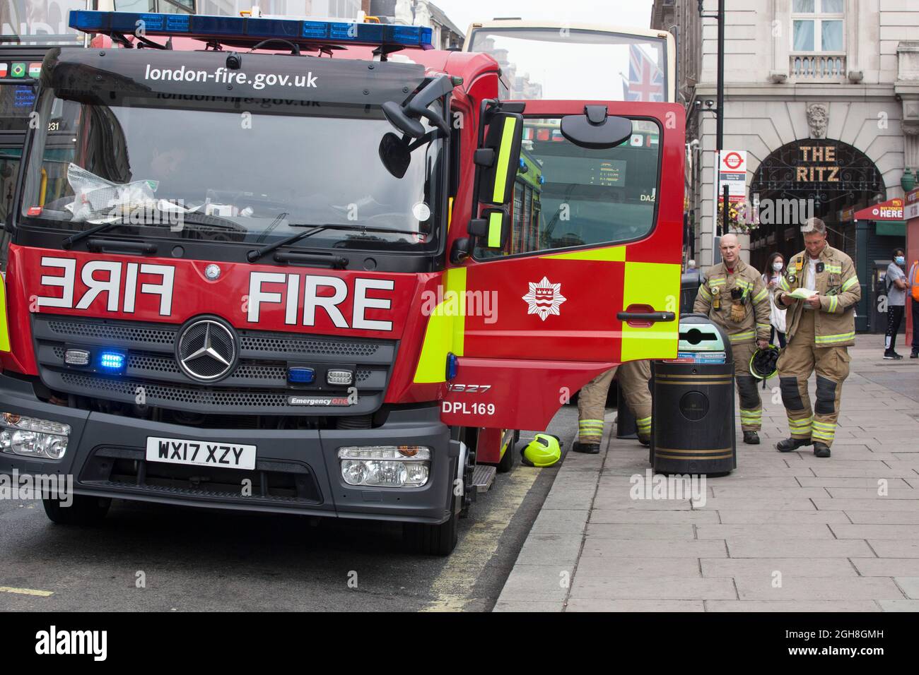 London, Großbritannien, 6. September 2021: Die Feuerwehr wurde auf der Green Park Station ausgerufen, als ein Feuer auf der Strecke der Victoria Station beißenden Rauch aufgab, der entlang der Linie driften sollte. Ein Mitarbeiter wurde wegen Rauchinhalation von Sanitätern behandelt und die Victoria-Linie wurde von Brixton nach Warren Street gesperrt. Anna Watson/Alamy Live News Stockfoto