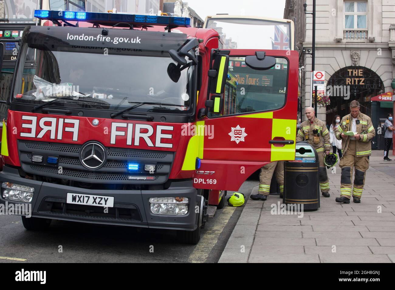 London, Großbritannien, 6. September 2021: Die Feuerwehr wurde auf der Green Park Station ausgerufen, als ein Feuer auf der Strecke der Victoria Station beißenden Rauch aufgab, der entlang der Linie driften sollte. Ein Mitarbeiter wurde wegen Rauchinhalation von Sanitätern behandelt und die Victoria-Linie wurde von Brixton nach Warren Street gesperrt. Anna Watson/Alamy Live News Stockfoto