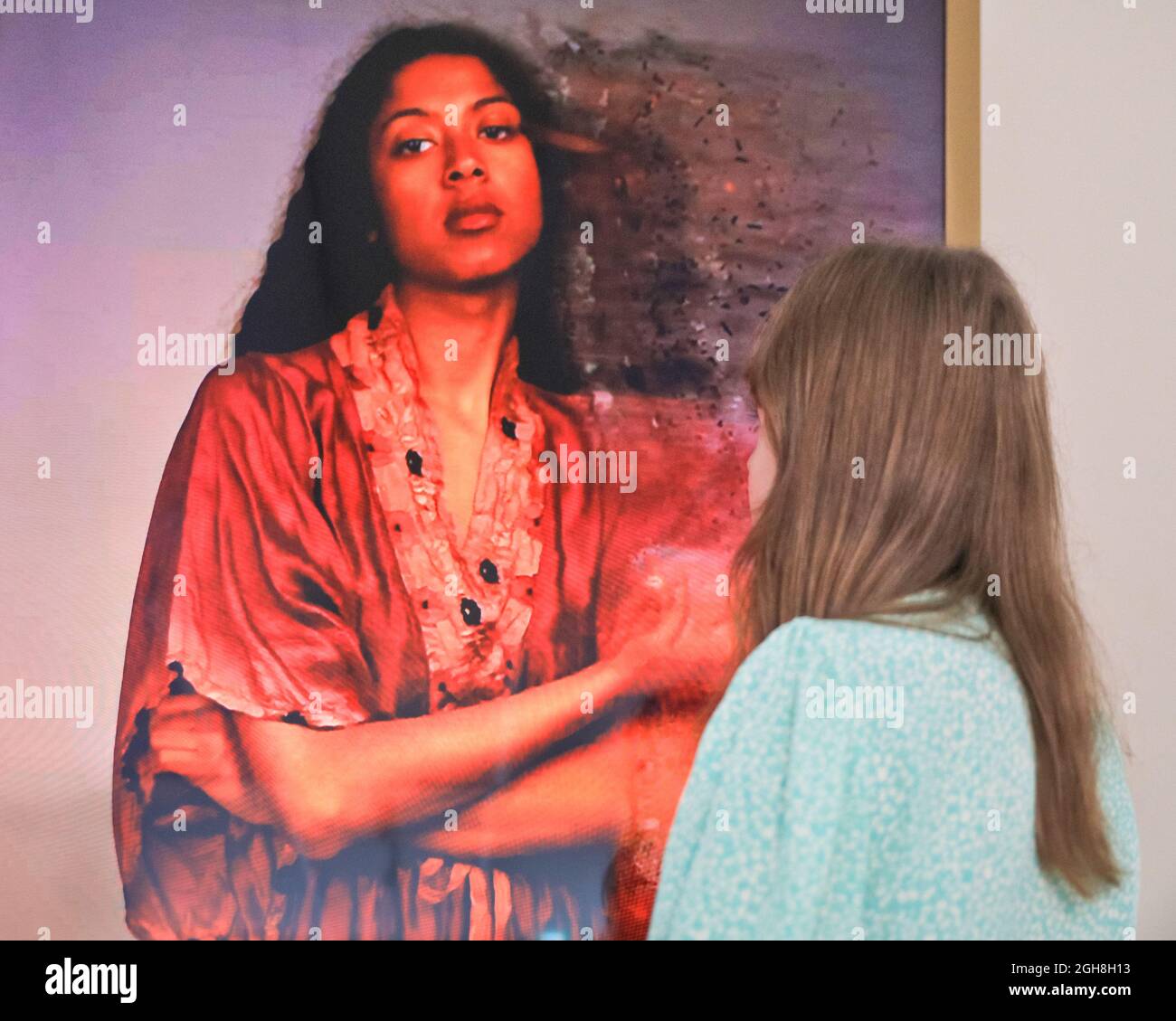 London, Großbritannien. September 2021. Ein Assistent posiert mit der Arbeit. Sommergäste: Rückwind Collective - ist eine Einzelausstellung, die eine einzigartige digitale Arbeit mit wechselnden Bildern präsentiert und NFT von der anonymen digitalen feministischen Kunstgruppe Rewind Collective begleitet. Rewind Collective ist ein digitales Künstlerkollektiv, dessen Aufgabe es ist, die Ungleichgewichte zwischen Geschlecht und Minderheiten in der gesamten Kunstwelt zu beseitigen. Kredit: Imageplotter/Alamy Live Nachrichten Stockfoto