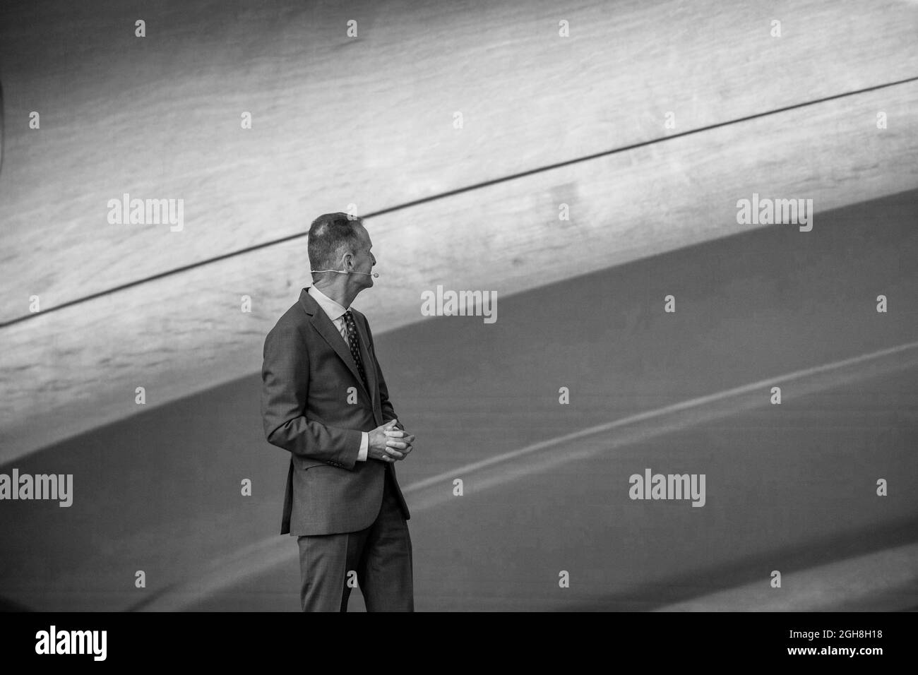Der Vorstandsvorsitzende der Volkswagen AG Herbert Diess am ersten Tag ( 6. September 2021 ) der Internationalen Automobilausstellung ( IAA ) in München. Die IAA wird vom Verband der Automobilindustrie ( VDA ) organisiert und ist eine der größten und größten Automobilen weltweit. Themenschwerpunkt der IAA ist heuer die Mobilität der Zukunft und alternativ zum Verbrennungsmotor. Critiker*innen werfen der IAA Greenwashing für eine klimaschädliche Industrie vor. * der Vorstandsvorsitzende von Volkswagen ( VW ) Herbert Diess am ersten Tag ( 6. September 2021 ) der Internationalen Automobilausstellung Germ Stockfoto