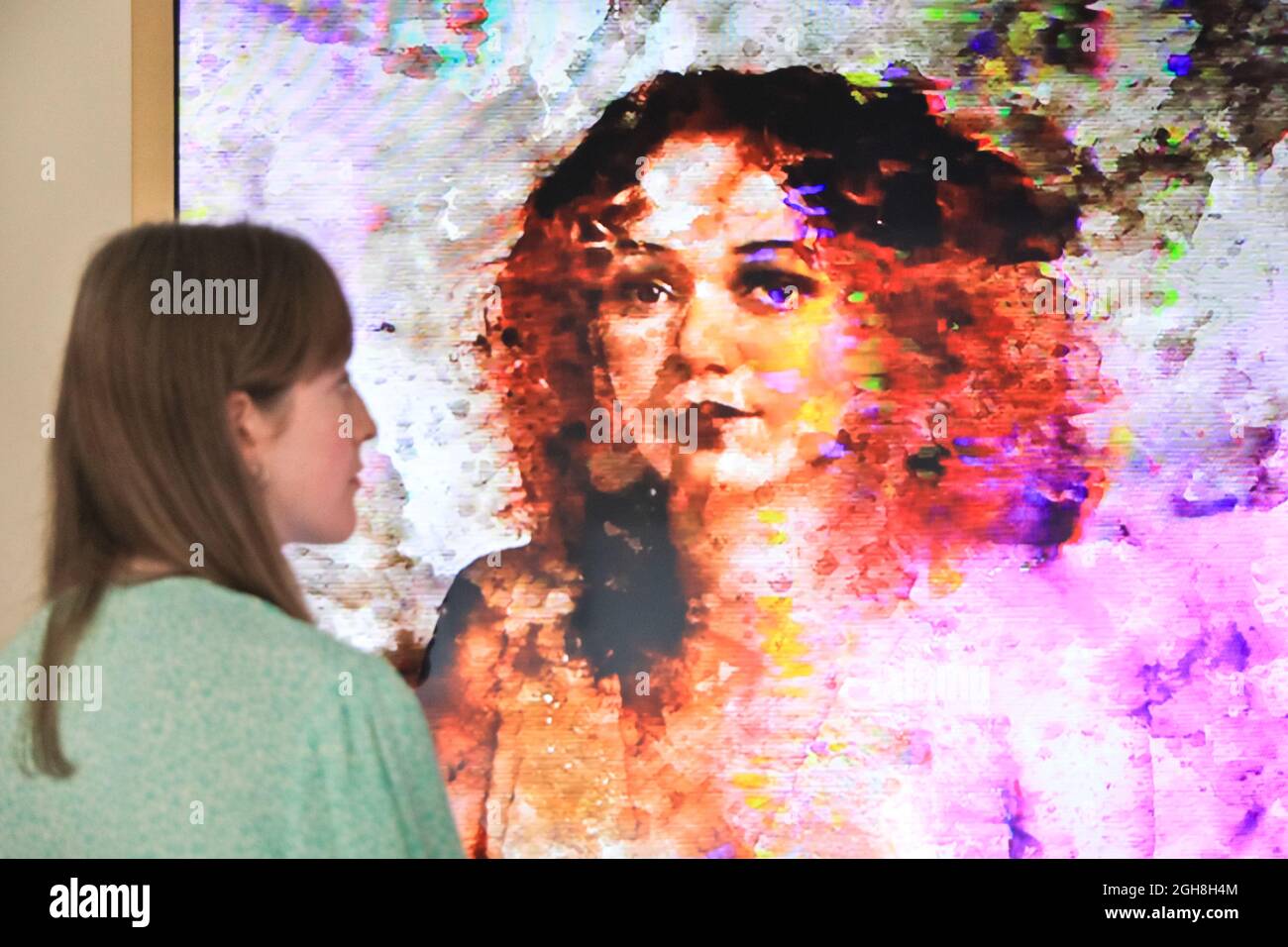 London, Großbritannien. September 2021. Ein Assistent posiert mit der Arbeit. Sommergäste: Rückwind Collective - ist eine Einzelausstellung, die eine einzigartige digitale Arbeit mit wechselnden Bildern präsentiert und NFT von der anonymen digitalen feministischen Kunstgruppe Rewind Collective begleitet. Rewind Collective ist ein digitales Künstlerkollektiv, dessen Aufgabe es ist, die Ungleichgewichte zwischen Geschlecht und Minderheiten in der gesamten Kunstwelt zu beseitigen. Kredit: Imageplotter/Alamy Live Nachrichten Stockfoto