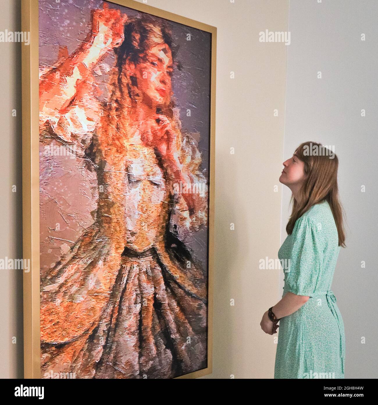 London, Großbritannien. September 2021. Ein Assistent posiert mit der Arbeit. Sommergäste: Rückwind Collective - ist eine Einzelausstellung, die eine einzigartige digitale Arbeit mit wechselnden Bildern präsentiert und NFT von der anonymen digitalen feministischen Kunstgruppe Rewind Collective begleitet. Rewind Collective ist ein digitales Künstlerkollektiv, dessen Aufgabe es ist, die Ungleichgewichte zwischen Geschlecht und Minderheiten in der gesamten Kunstwelt zu beseitigen. Kredit: Imageplotter/Alamy Live Nachrichten Stockfoto