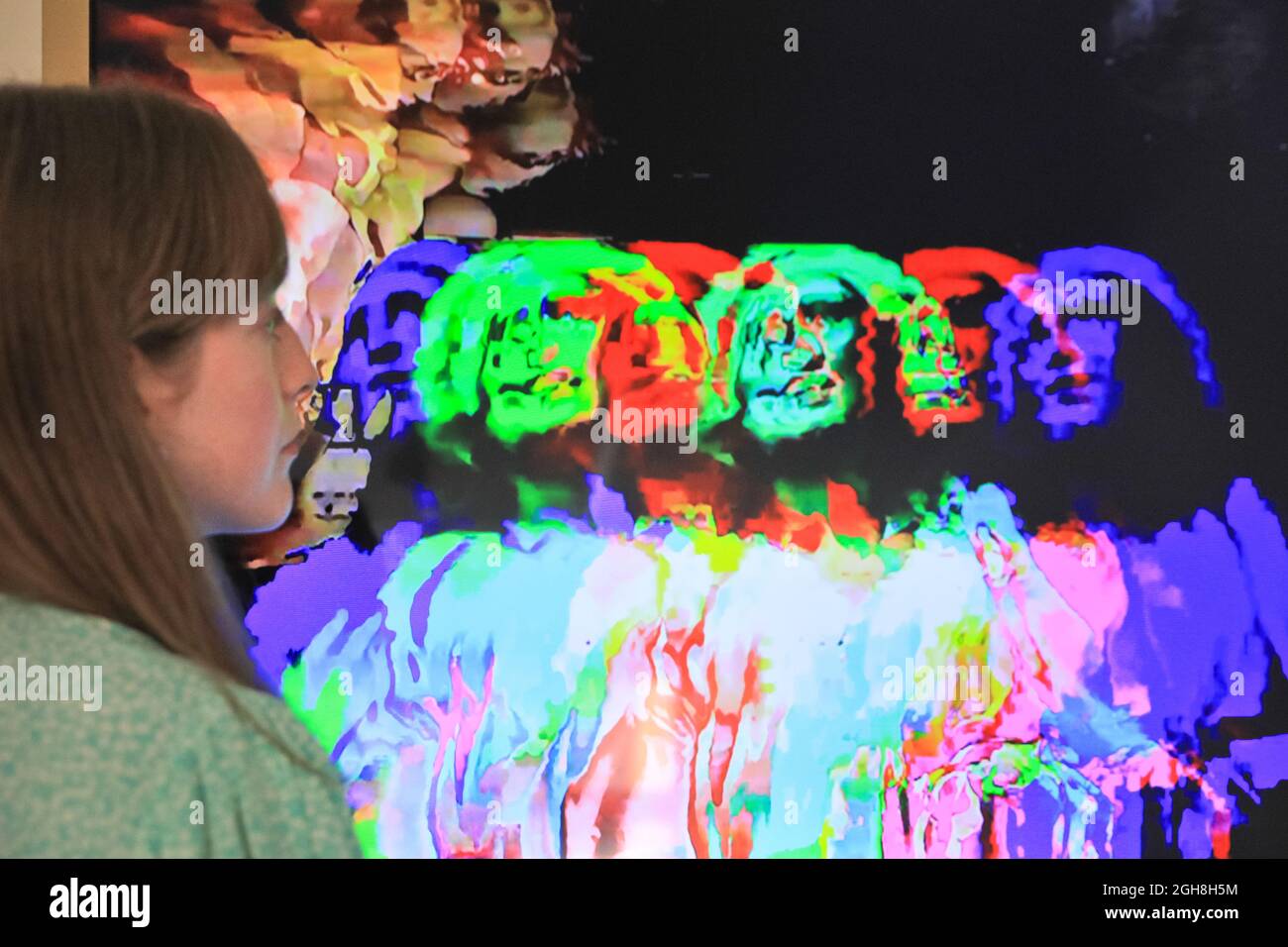 London, Großbritannien. September 2021. Ein Assistent posiert mit der Arbeit. Sommergäste: Rückwind Collective - ist eine Einzelausstellung, die eine einzigartige digitale Arbeit mit wechselnden Bildern präsentiert und NFT von der anonymen digitalen feministischen Kunstgruppe Rewind Collective begleitet. Rewind Collective ist ein digitales Künstlerkollektiv, dessen Aufgabe es ist, die Ungleichgewichte zwischen Geschlecht und Minderheiten in der gesamten Kunstwelt zu beseitigen. Kredit: Imageplotter/Alamy Live Nachrichten Stockfoto