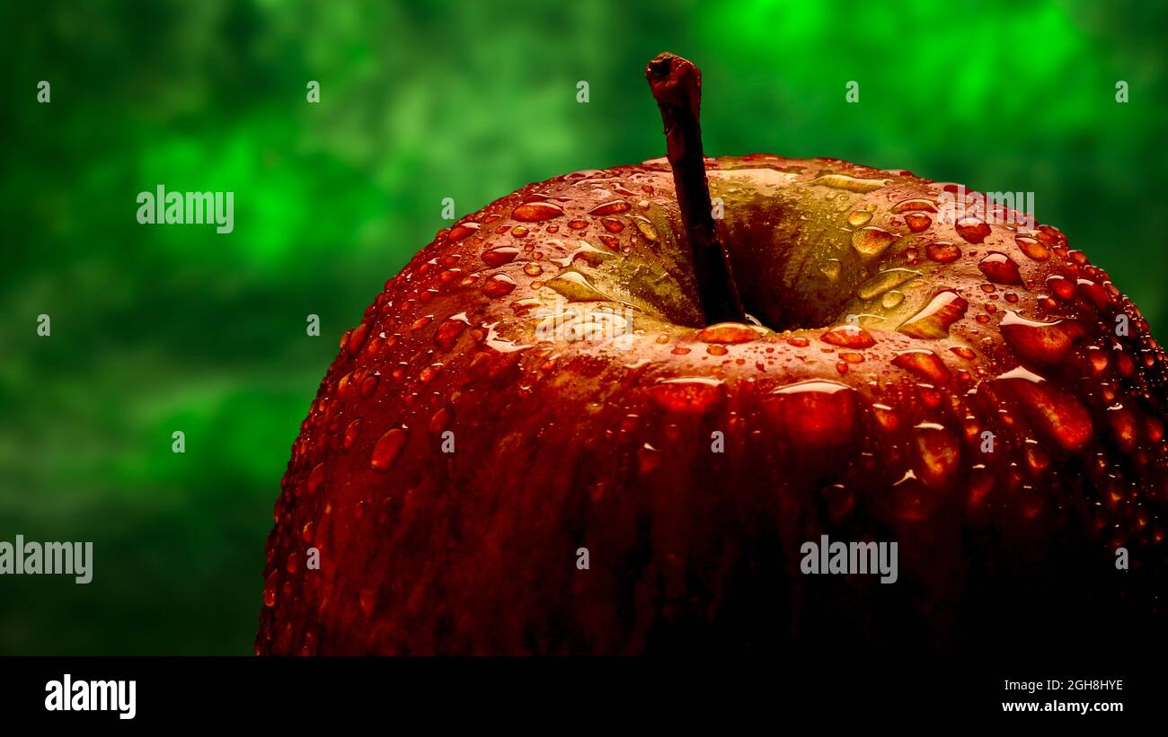Apfel mit Wassertropfen. Stockfoto