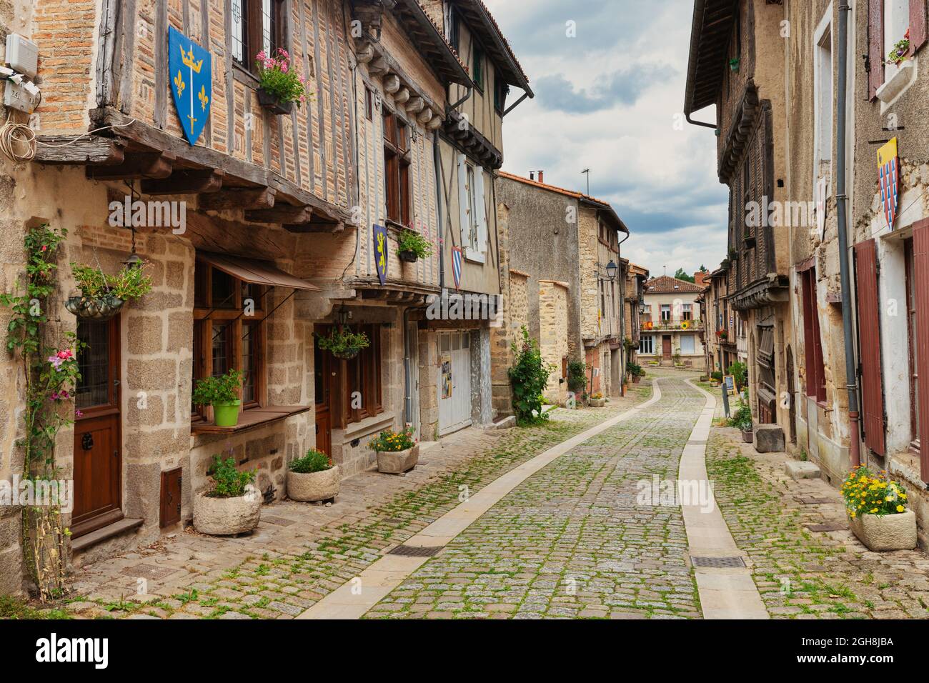 Straßenansicht des alten Steindorfes Parthenay, Aquitanien, Frankreich Stockfoto
