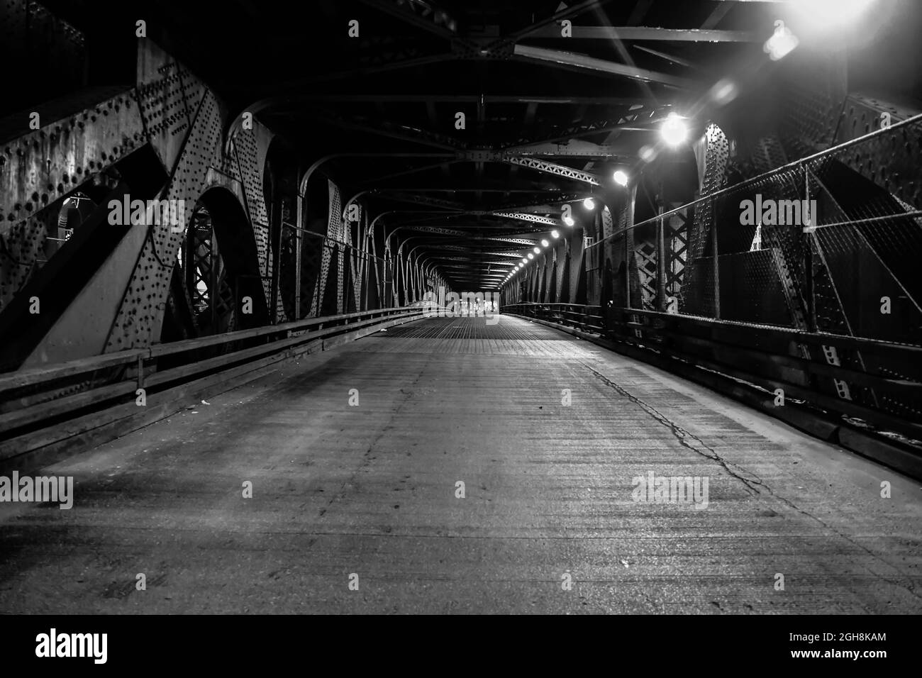 Leere alte urbane Straße und unterirdische Stahlbrücke Stockfoto