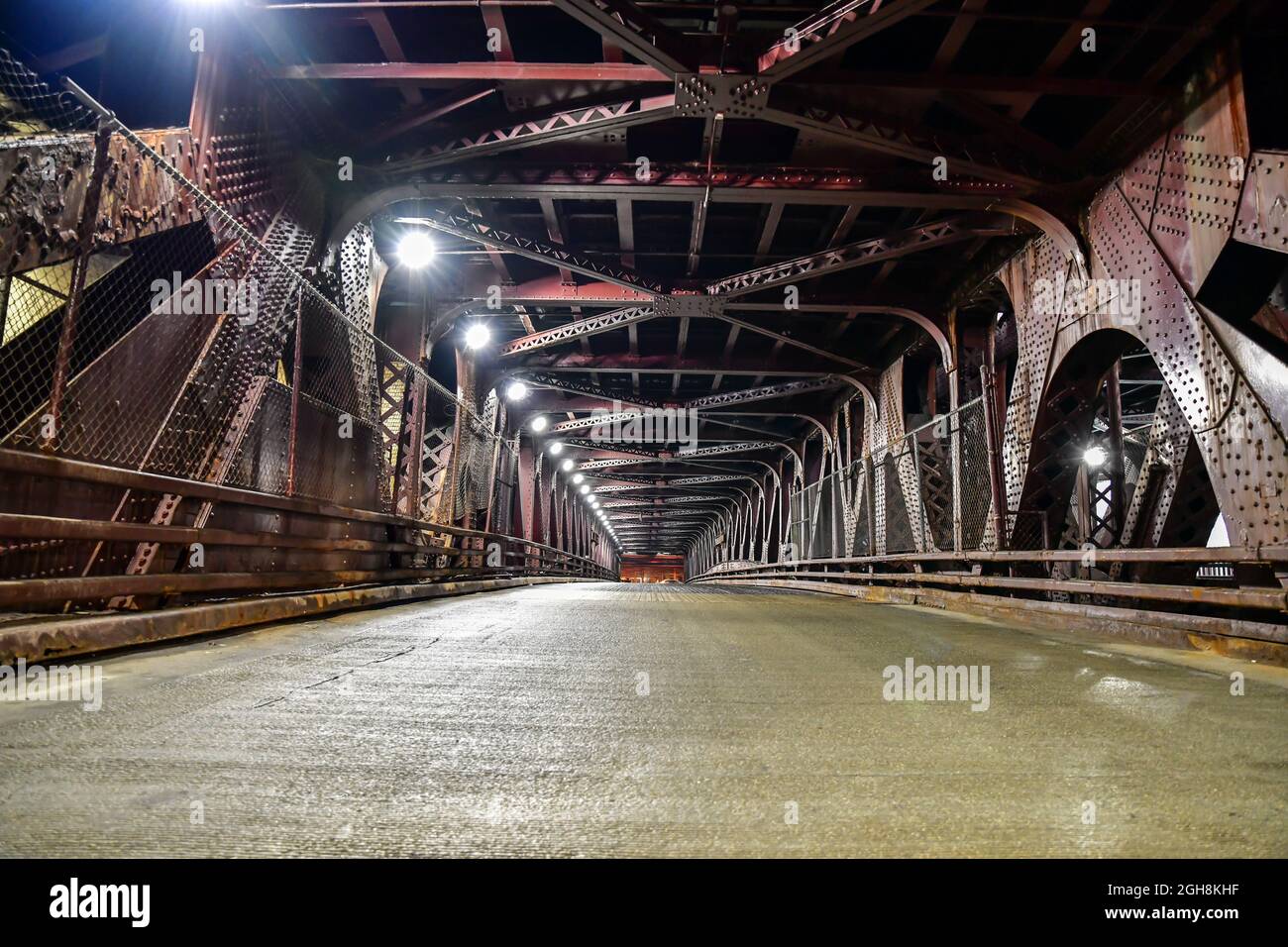 Leere alte urbane Straße und unterirdische Stahlbrücke Stockfoto