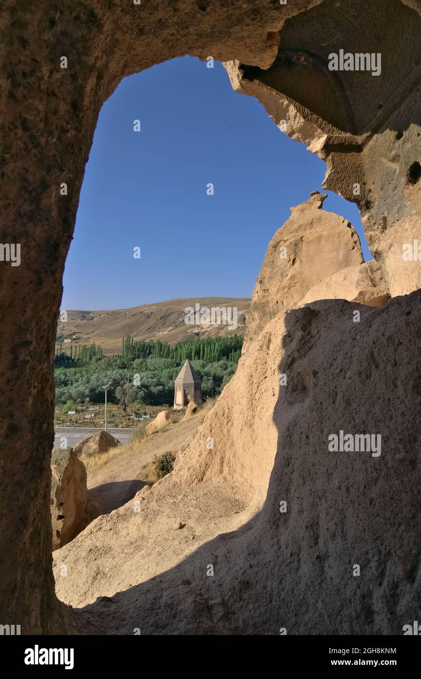 Grab des Sultans Selime und des Ihlara-Tals in der Türkei, eingerahmt von einem Felshöhlenhaus des Selime Castle in Anatolien Stockfoto