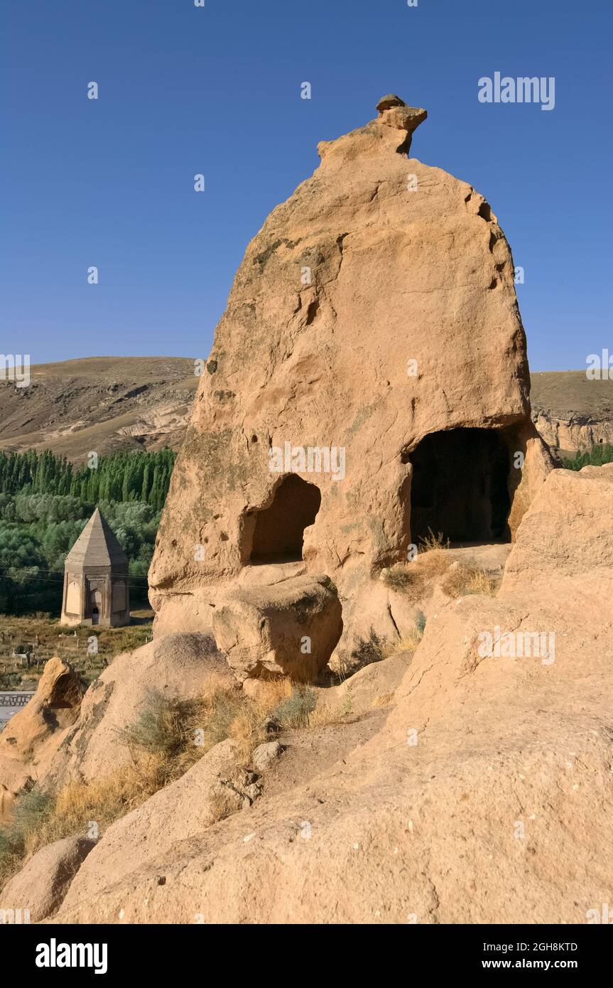 Felsformation mit Felsgestein Höhlenhaus in der Türkei im Hintergrund Grab des Sultans Selime und Ihlara-Tal in Kappadokien Stockfoto