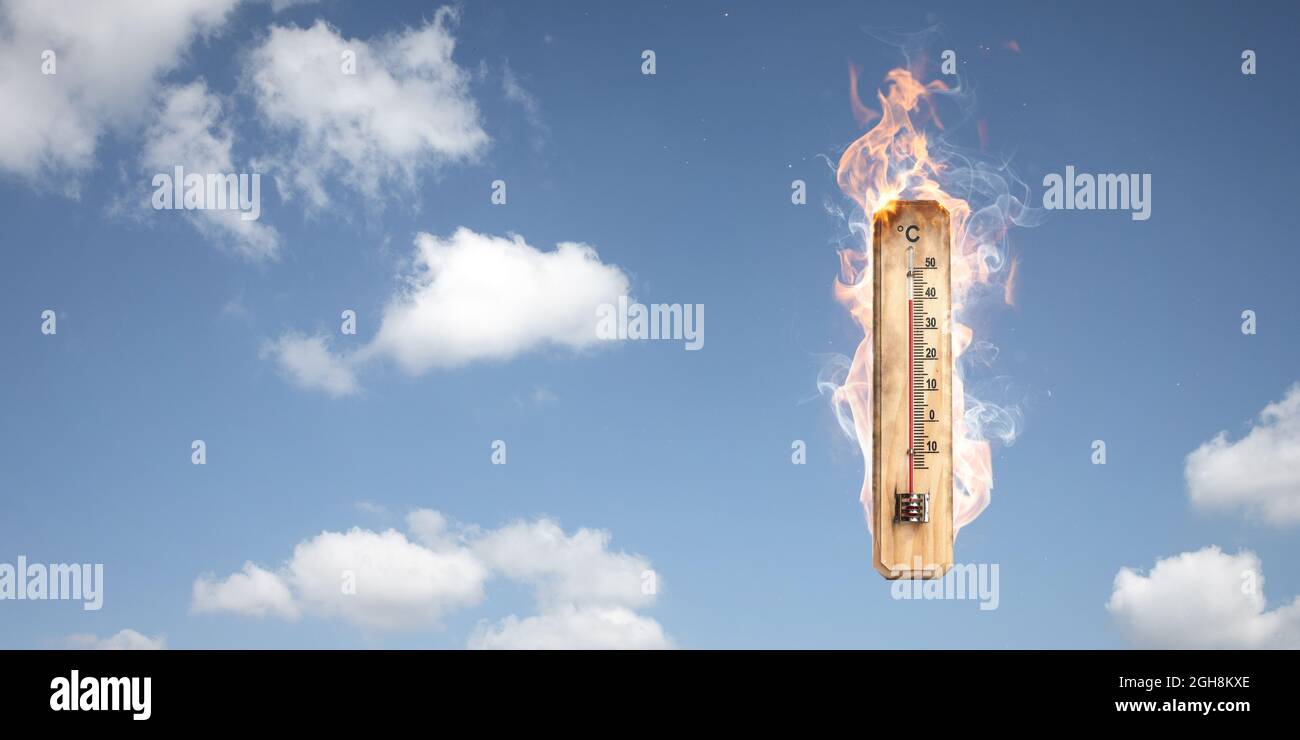 Thermometer im Feuer - Konzept der globalen Erwärmung Stockfoto