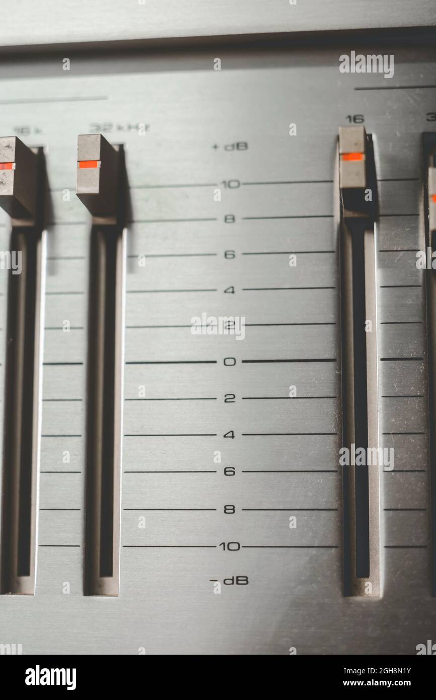 Vintage HiFi-Audiosystem, Details der Knöpfe und Metallfront. Stockfoto