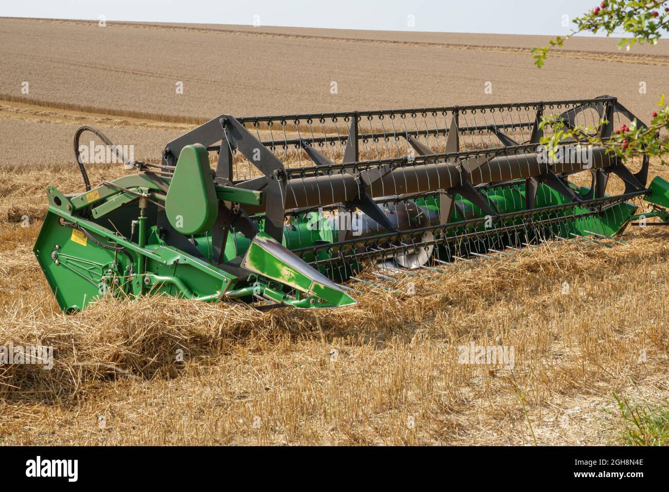 John Deere 24'-Mähdrescherausrüstung wartet auf den Austausch des Mähdreschers auf dem Salisbury Plain Wiltshire UK Stockfoto