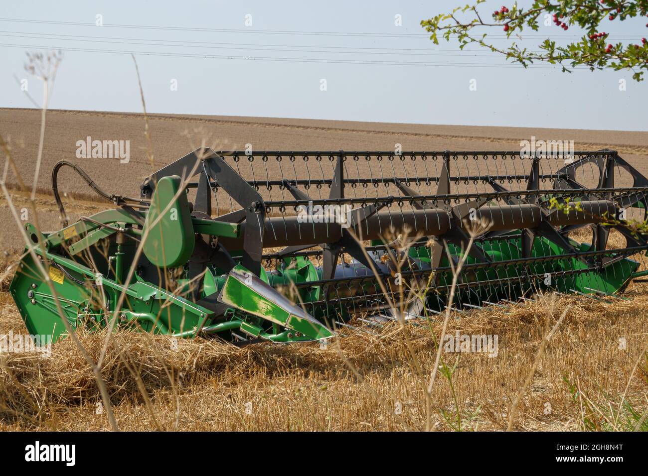 John Deere 24'-Mähdrescherausrüstung wartet auf den Austausch des Mähdreschers auf dem Salisbury Plain Wiltshire UK Stockfoto