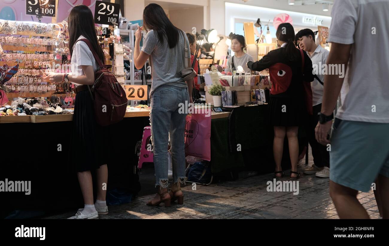 Studentische Mädchen im Fashion Accessory Shop Siam Square lebhafter FunFill Ort zum Einkaufen und Sammeln vor der Pandemie-Lockdown Bangkok Thailand Stockfoto