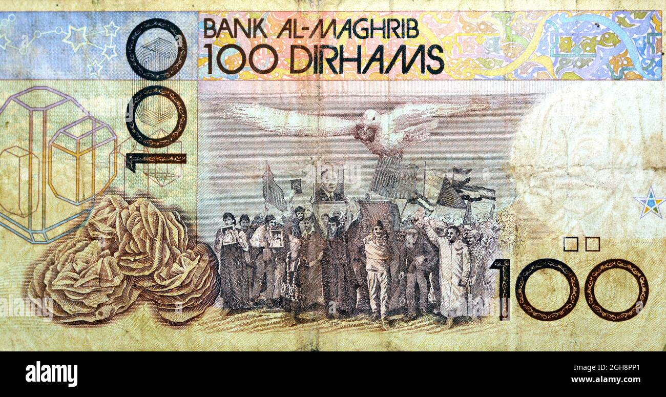 Rückseite einer 100 von der Bank Al-Maghrib im Jahr 1987 ausgegebenen marokkanischen Dirhams-Banknote mit einem Bild des Grünen Marsches in die spanische Sahara O Stockfoto