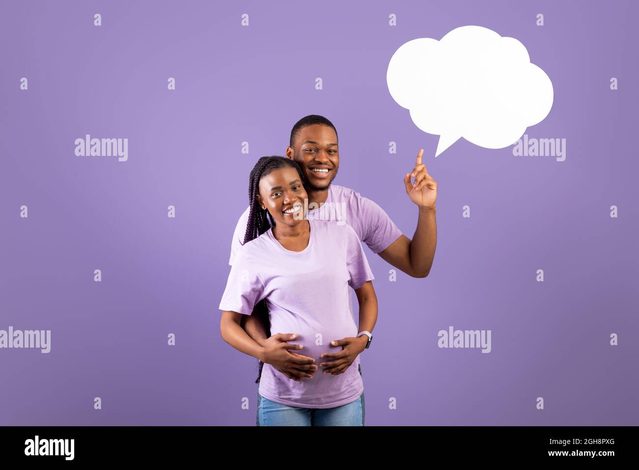 Lächelnde, schwanger, schwarze Frau und Mann mit Sprechblase Stockfoto