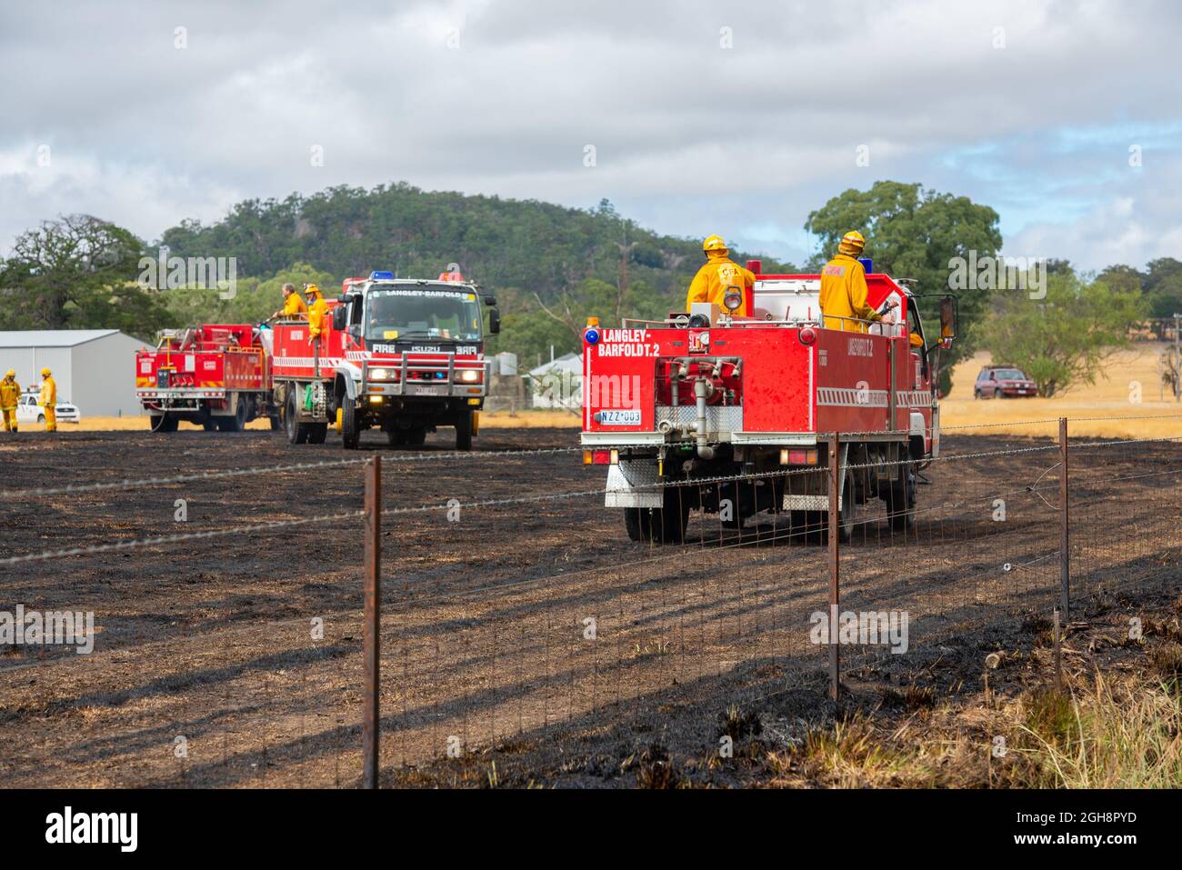 Feuergeräte, die ein Grasfeuer auslöschen, Langley Barfold, Victoria, Australien. Stockfoto