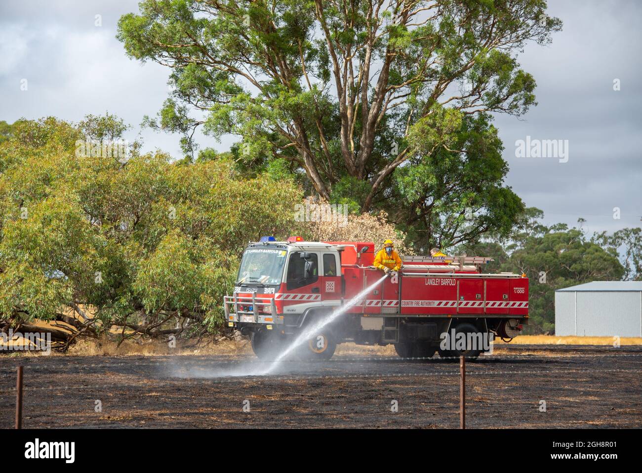 Ein Feuergerät, das ein Grasfeuer ausbreitet, Langley Barfold, Victoria, Australien. Stockfoto