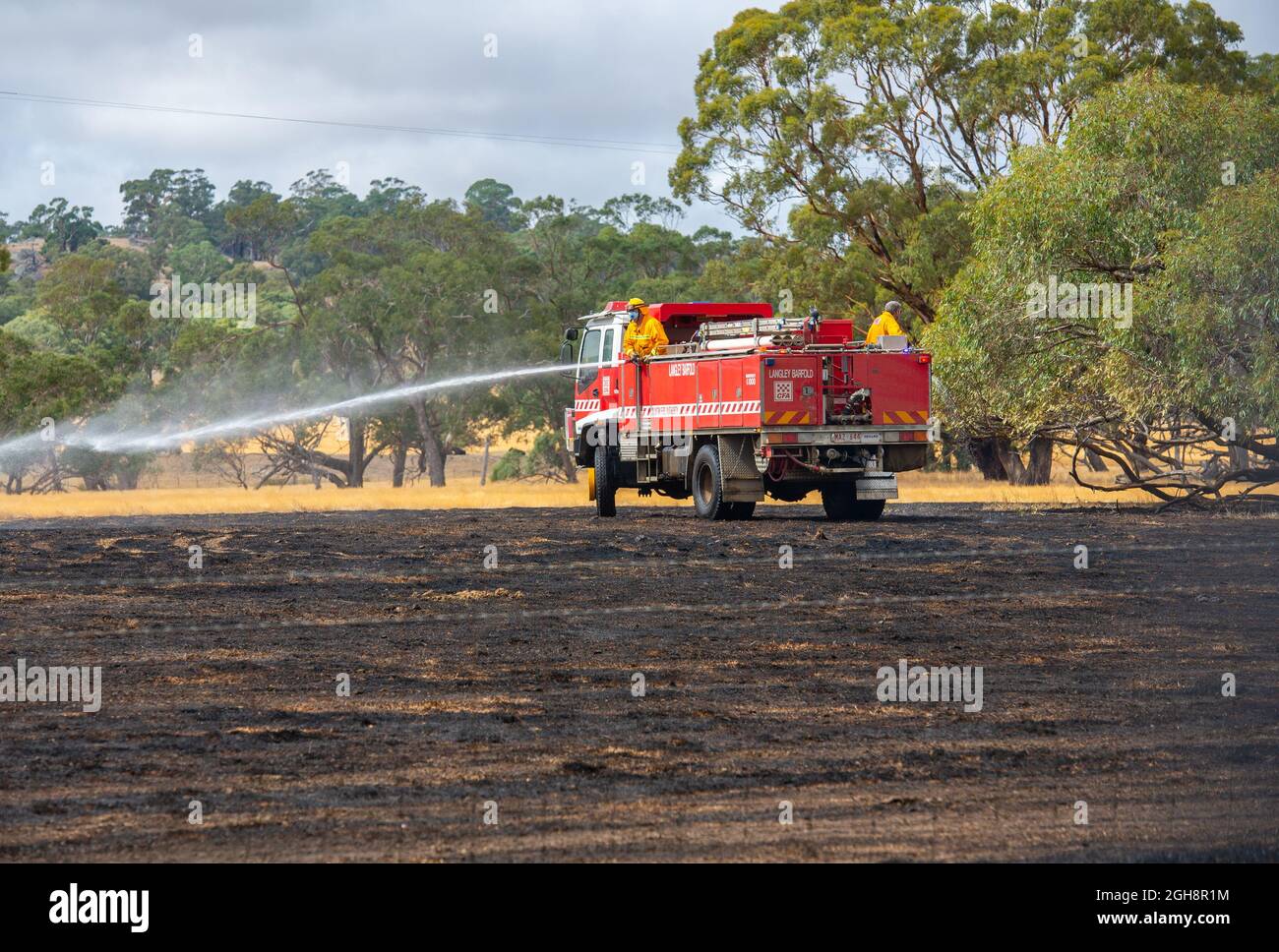 Ein Feuergerät, das ein Grasfeuer ausbreitet, Langley Barfold, Victoria, Australien. Stockfoto