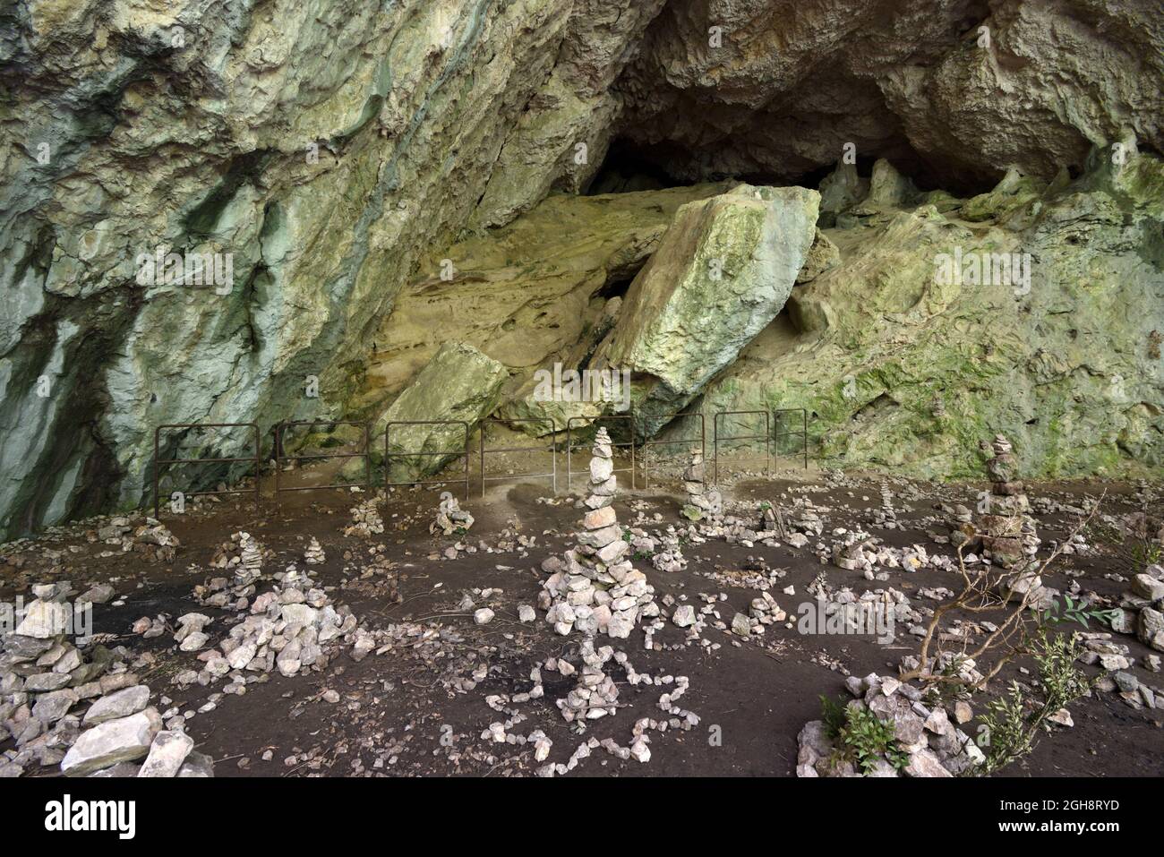 Höhle mit gestapelten Steinen, Balanced Rock oder Stone Art in der Regalon Gorge oder Gorges du Regalon, Luberon Provence France Stockfoto