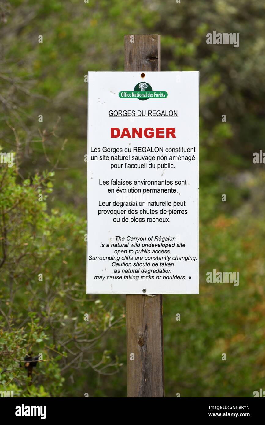 Gefahr oder Warnschild über fallende Felsen in der Schlucht von Regalon oder Schluchten von Regalon im Regionalpark von Luberon Provence Frankreich Stockfoto