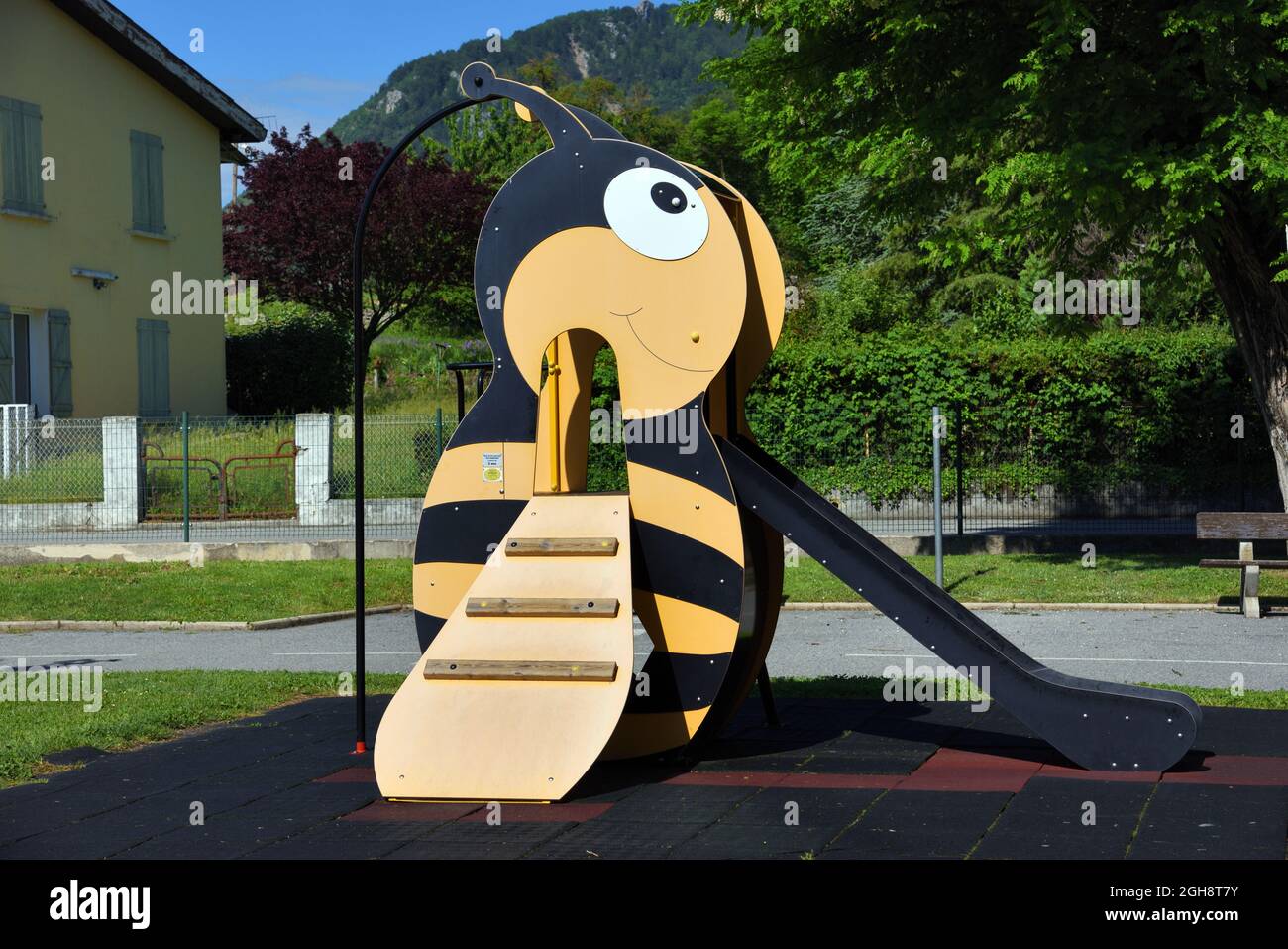 Bienenförmige Kinderspielplatzrutsche im Kinderspielplatz, Spielplatz oder Spielbereich Stockfoto