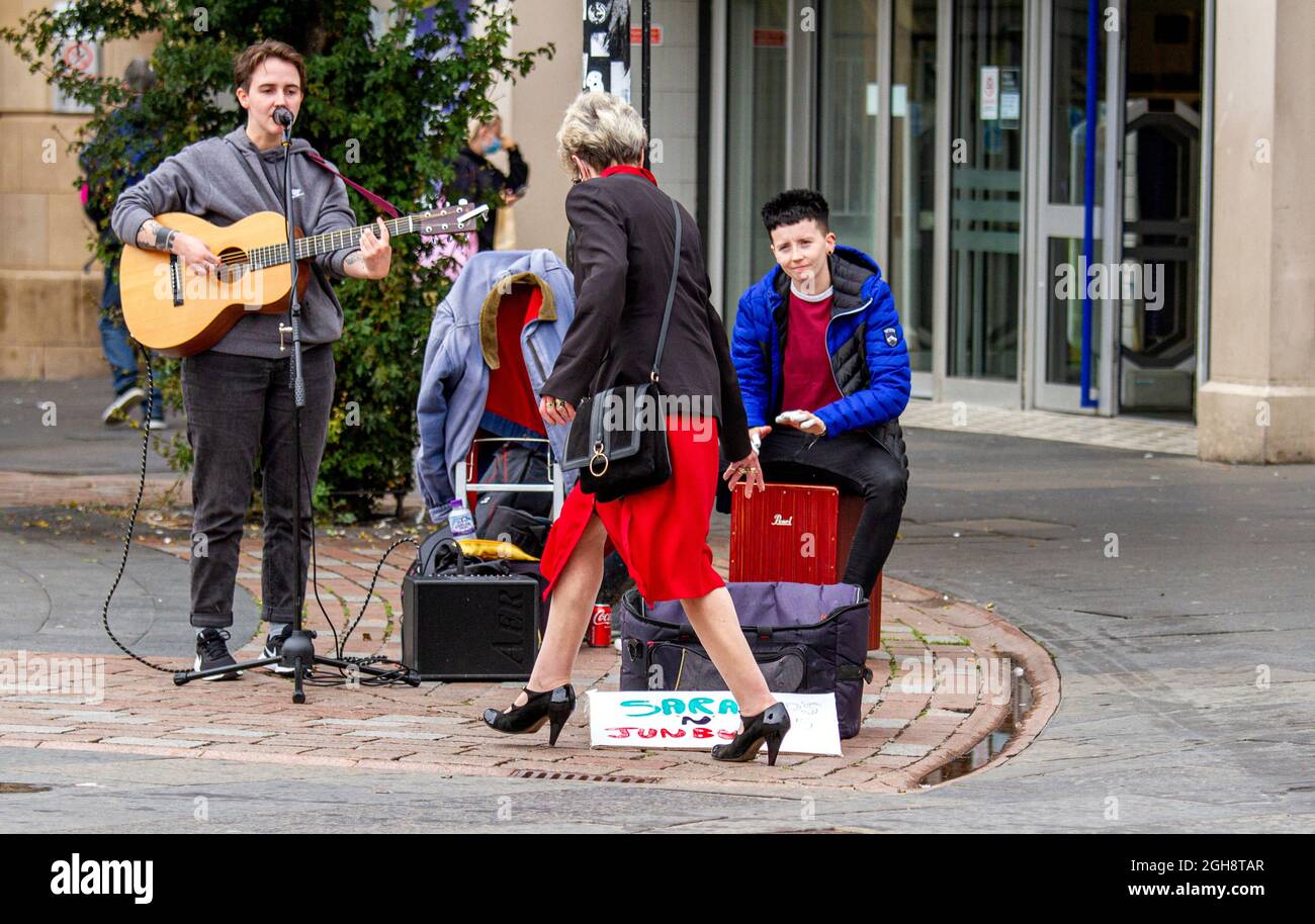 Dundee, Tayside, Schottland, Großbritannien. September 2021. Britisches Wetter: Ein bewölktes und feuchtes Wetter mit ein paar hellen Zaubersprüchen über Nordostschottland mit Temperaturen bis zu 20 Grad Zwei Musikerinnen der Glasgow-Musikband Sara 'N' Junbug genießen das Spätsommerwetter und verbringen den Tag draußen im Stadtzentrum von Dundee. Kredit: Dundee Photographics/Alamy Live Nachrichten Stockfoto