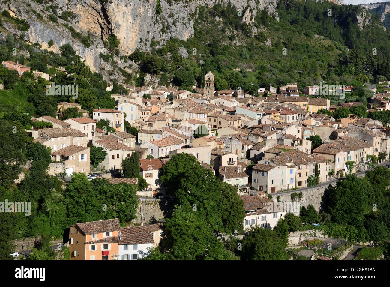 Luftaufnahme oder Hochwinkelansicht über die Altstadt oder das historische Viertel von Moustiers oder Moustiers-Sainte-Marie Alpes-de-Haute-Provence Provence Frankreich Stockfoto