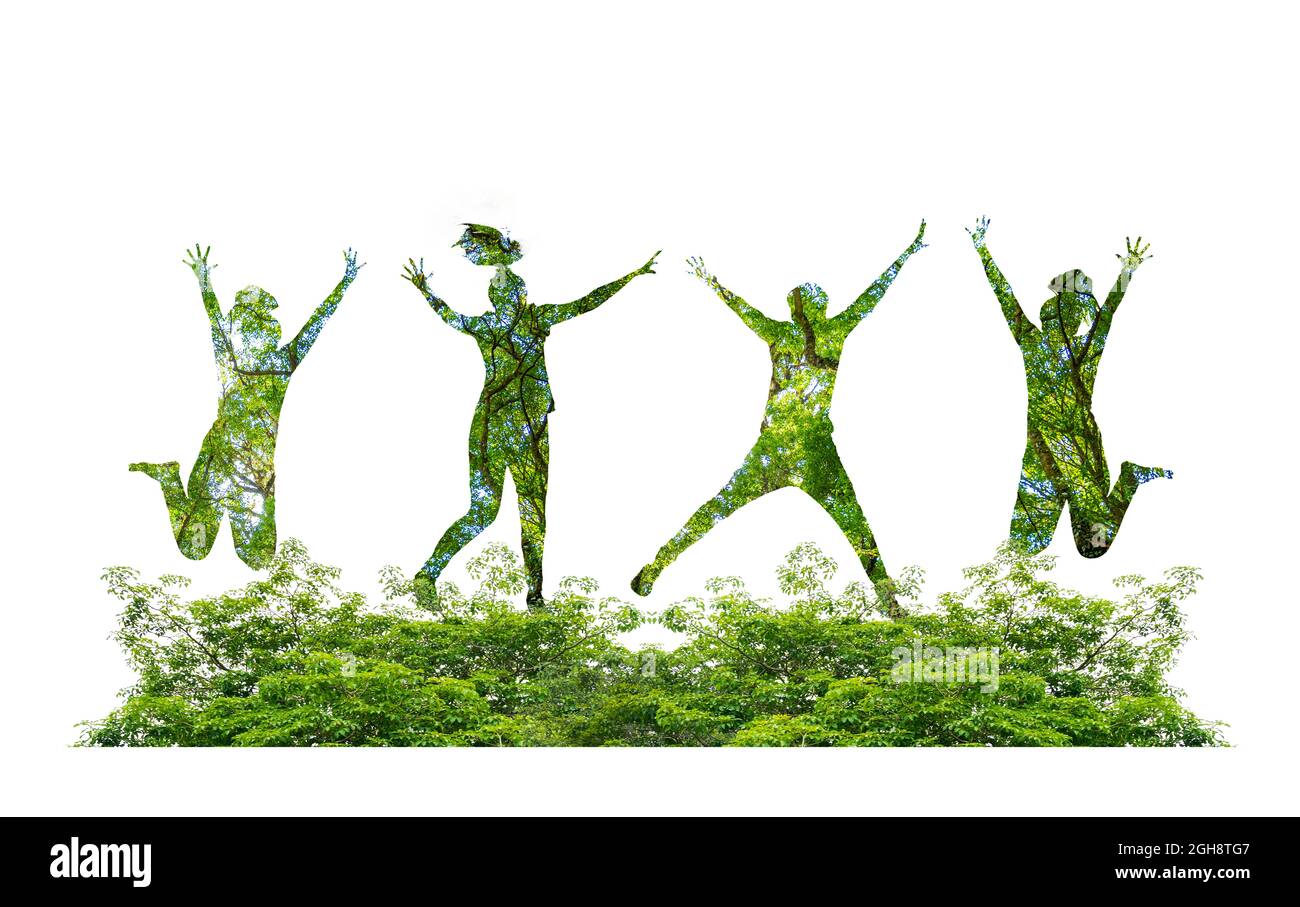 Wald Silhouetten von Menschen springen mit Freude Wald und Umweltschutz Konzept Stockfoto