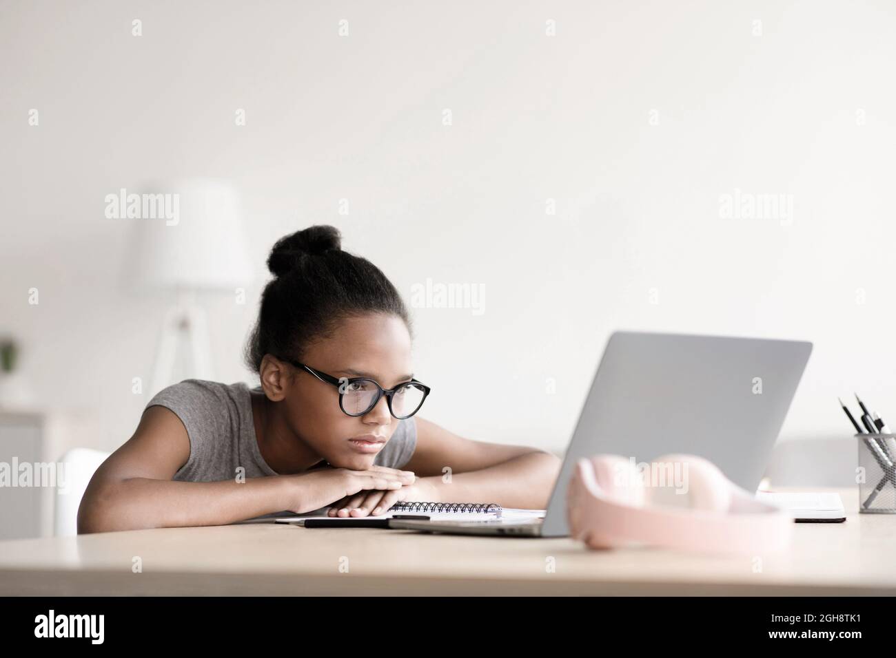 Home Bildung mit Geräten, Studium und Unterricht online, Schüler und Wissen Stockfoto