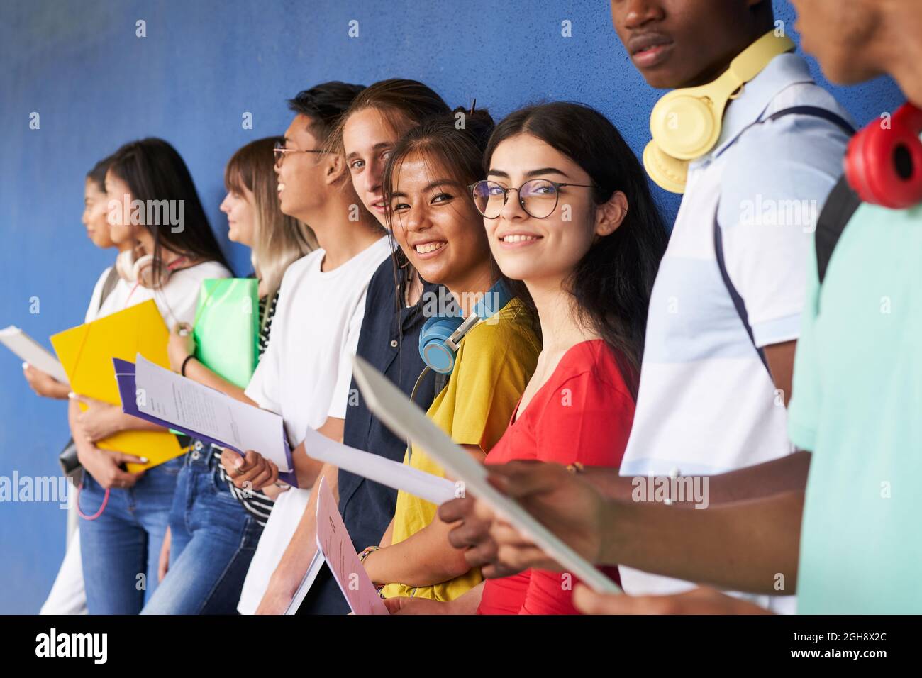 Gruppe von Studierenden, die sich vor der Prüfung begutachten. Blick auf die Kamera. Stockfoto