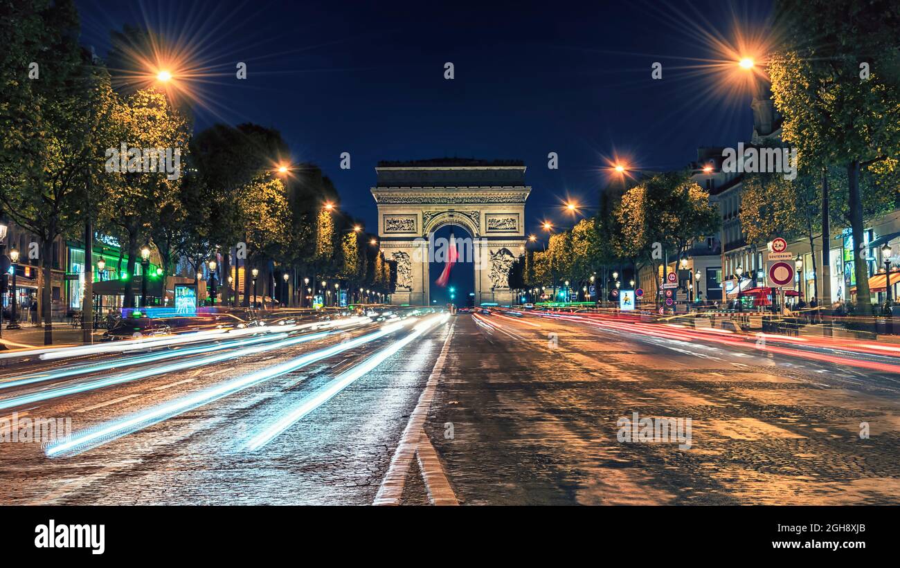 Arc de Triomphe in Paris bei Nacht Stockfoto