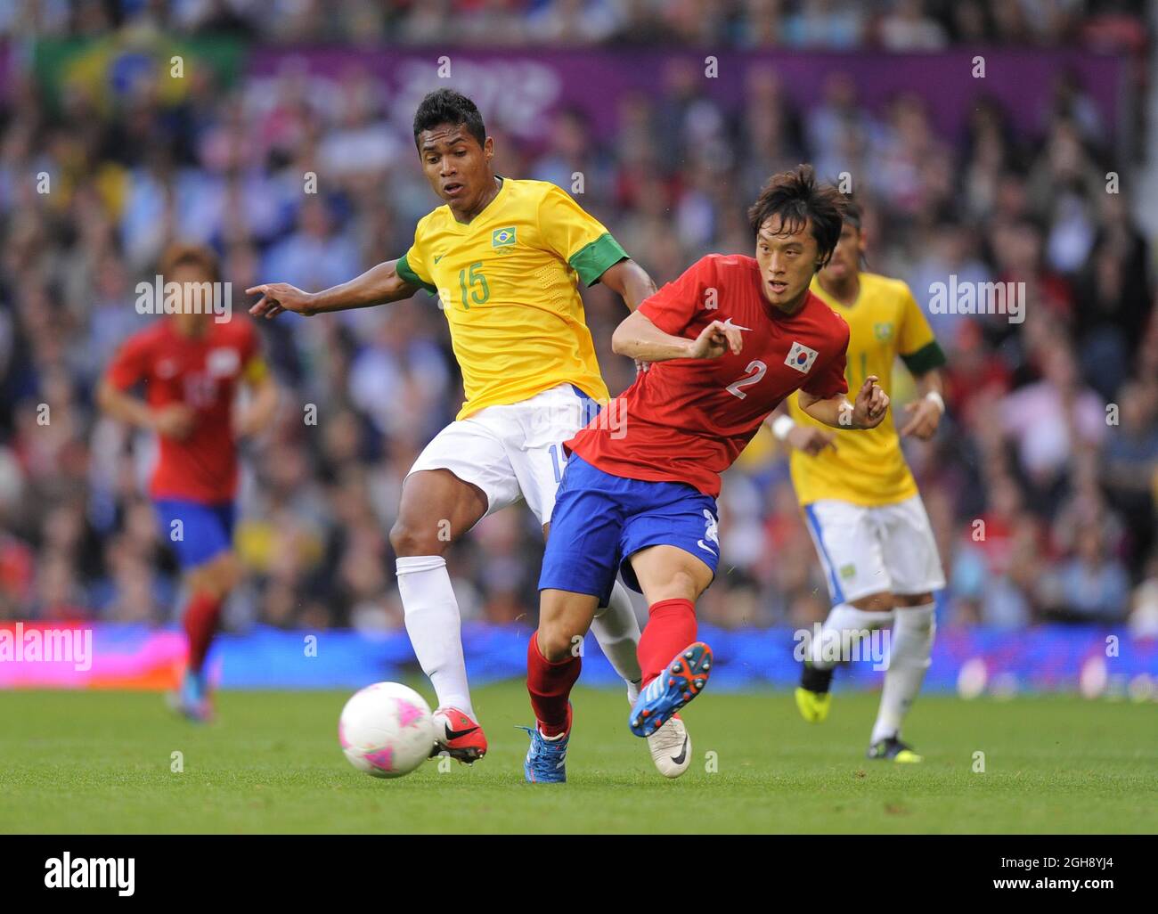 Der Brasilianer Alex Sandro tötelt mit dem südkoreanischen Oh Jae-suk.Südkorea gegen Brasilien Olympisches Halbfinalspiel 2012 in Old Trafford, Manchester, Großbritannien am 7. August 2012. Stockfoto