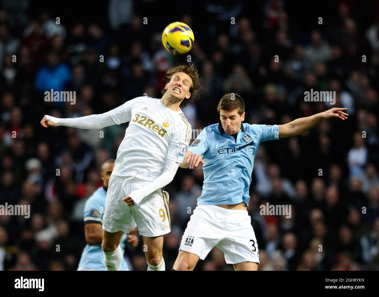 Michu aus Swansea City wurde am 27,2012. Oktober während der Barclays Premier League zwischen Manchester City und Swansea City im Etihad Stadium in Manchester von Matija Nastasic aus Manchester City herausgefordert. Stockfoto