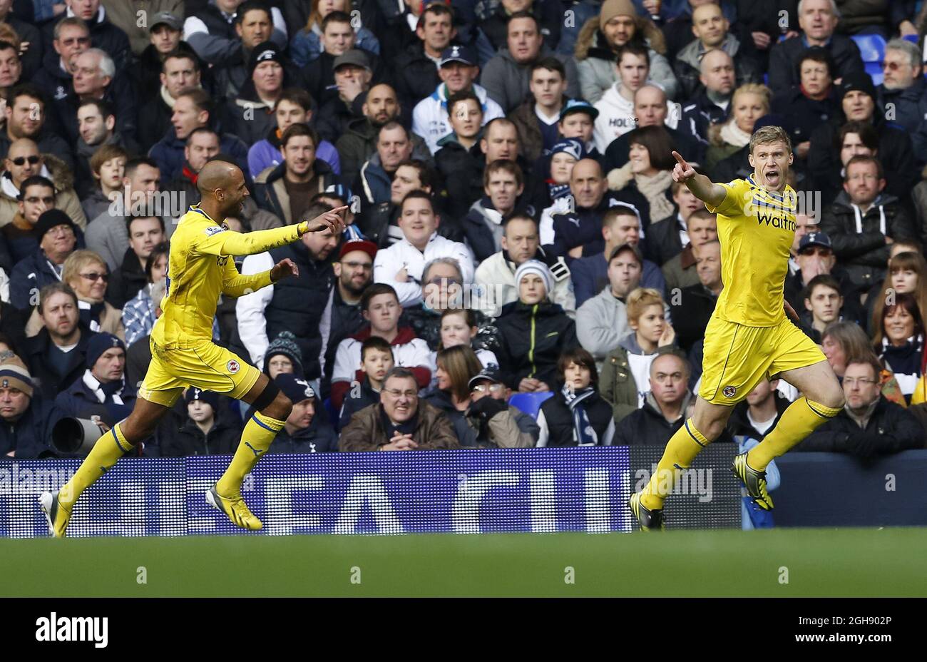 Pavel Pogrebnyak von Reading feiert am 1. Januar 2013 in der White Hart Lane in London, Großbritannien, das Eröffnungstor seiner Mannschaft beim Fußballspiel der Barclays Premier League zwischen Tottenham Hotspur und Reading. Bild David KleinSportimage Stockfoto