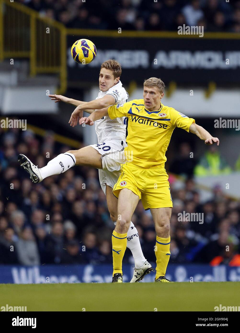 Tottenhams Michael Dawson tusselt mit Reading's Pavel Pogrebnyak während des Barclays Premier League-Spiels zwischen Tottenham Hotspur und Reading in der White Hart Lane am 01. Januar 2013. Bild David KleinSportimage Stockfoto