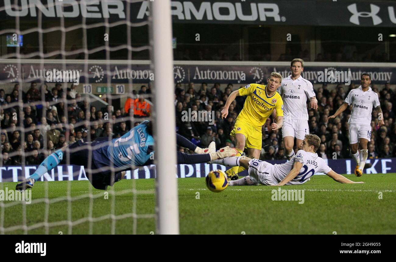 Pavel Pogrebnyak von Reading sieht seinen Schuss von Tottenhams Hugo Lloris während des Spiels in der Barclays Premier League zwischen Tottenham Hotspur und Reading am 01. Januar 2013 in der White Hart Lane gerettet. Bild David KleinSportimage Stockfoto