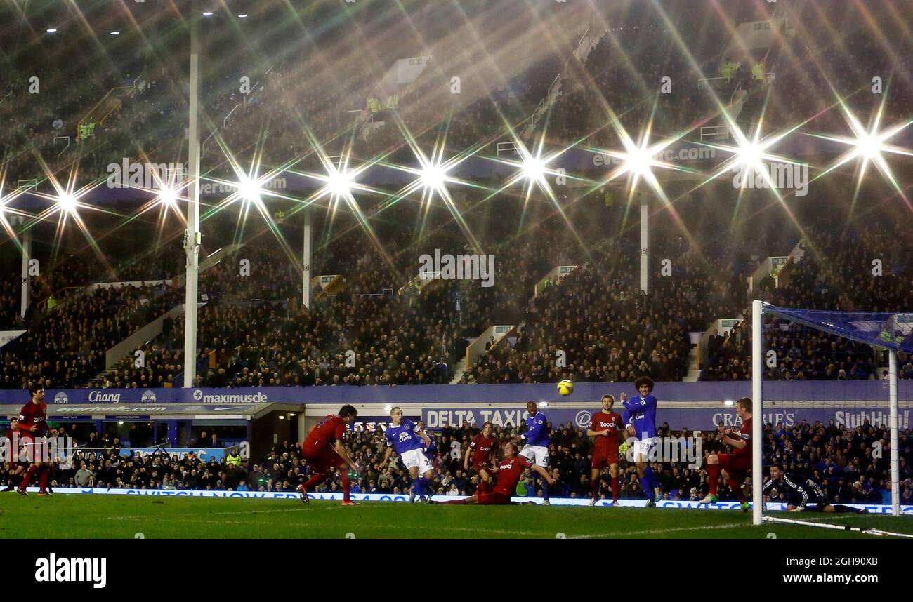 Leon Osman von Everton schießt beim Barclays Premier League-Spiel zwischen Everton und West Bromwich Albion am 30. Januar 2013 im Goodison Park in Liverpool auf das Tor. Stockfoto