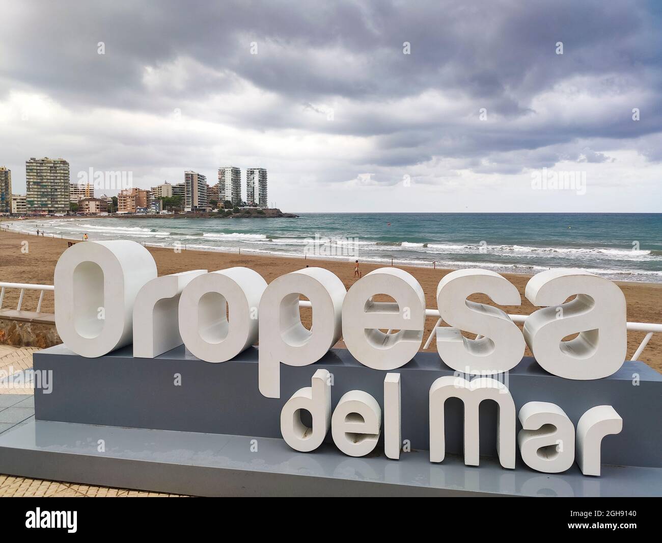 Briefe der Gemeinde Oropesa del Mar mit dem Mittelmeer an einem Tag mit bewölktem und grauem Himmel in Castellón, Spanien. Europa. Stockfoto