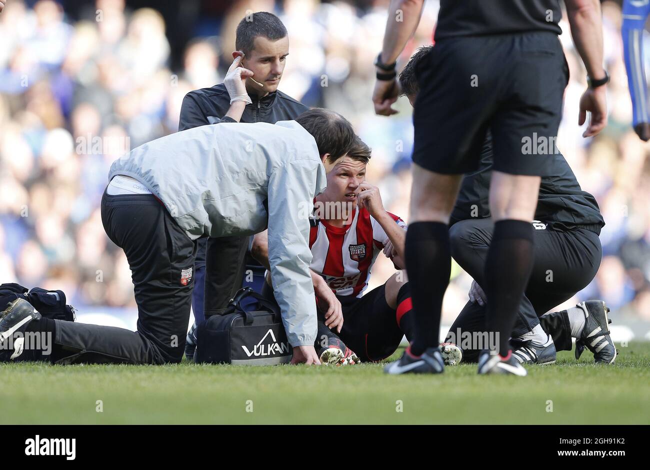 Brentfords Jake Reeves sieht benommen aus, nachdem er sich am 17. Februar 2013 während des FA Cup, des vierten Round Replays zwischen Chelsea und Brentford an der Stamford Bridge in London vom Chelsea-Spieler David Luiz erwischt hat. Stockfoto